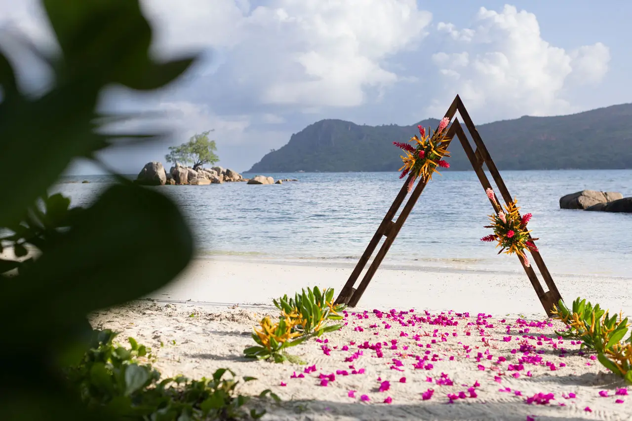 tengerparti_eskuvo_seychelles_raffles_23